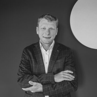 Vorsitzender der Stadtgestalter Dresden Jörg Wimmer mit verschränkten Armen lächelnd in die Kamera schauend
