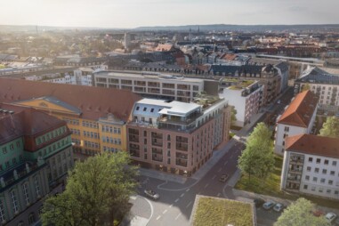 Moderne Wohnbebauung an der Weintraubenstraße vor historischer Stadtkulisse Dresden