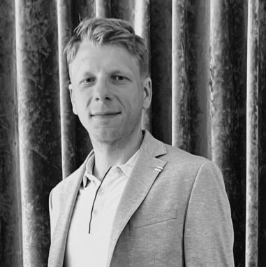 Vorsitzender der Stadtgestalter Dresden Jörg Wimmer lächelnd in die Kamera schauend